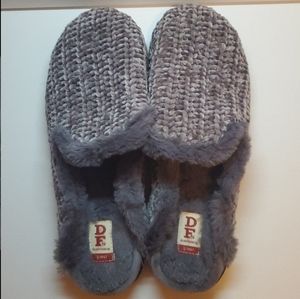 Dearfoam Slippers (NWOT) size: US 9-10